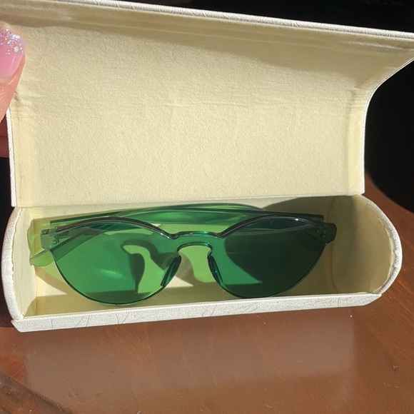 New in case green sunglasses! - Picture 4 of 5